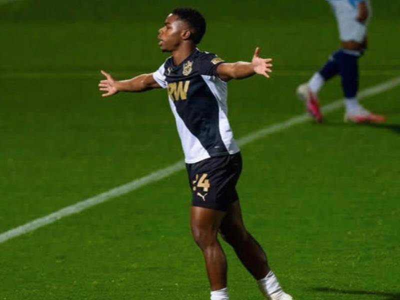 El delantero hondureño se hizo presente en la goleada de su equipo al Manchester City Sub-21.