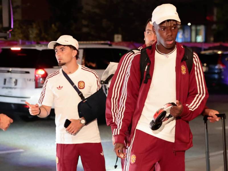 Yeremy Pino y Nico Williams llegando al campamento base en Chattanooga (Tennessee). Foto EFE.