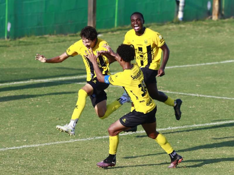 Los jugadores aurinegros festejando en el Yankel Rosenthal el triunfo sobre Marathón.