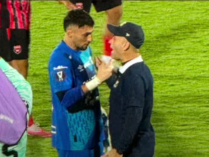 El encontronazo que tuvo Javier López conWashington Ortega, portero de Alajuelense.