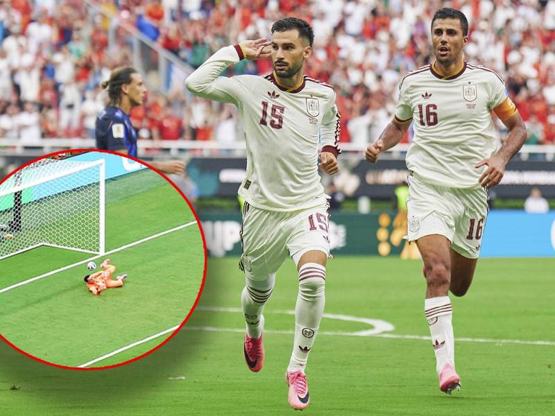 Fernando Muslera fue reemplazo durante el descanso luego del tanto que marcó Álex Baena para España.