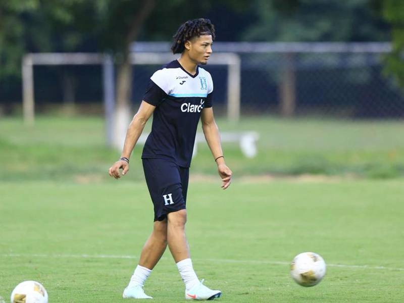 El futbolista Jeffrey Ramos en uno de los entrenamientos con la Selección Nacional. Ya fue citado por el técnico José Francisco Molina.
