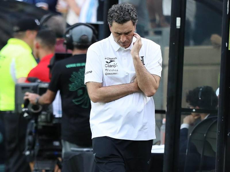 La cara de preocupación de José Molina durante el partido, mientras Argentina dominaba con el control de la pelota.
