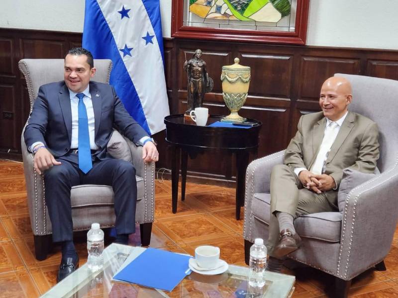 Tommy Zambrano Molina, presidente del Congreso Nacional y Edwin Banegas, presidente de la OPPDH. Fotos DIEZ.