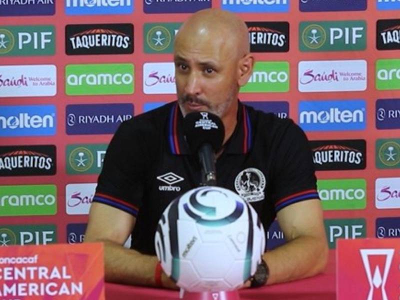 Eduardo Espinel en la conferencia de prensa luego de la clasificación de Olimpia a cuartos de final de la Copa Centroamericana.