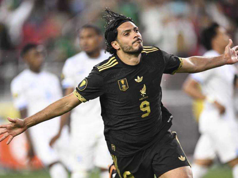 Raúl Jiménez regresa al Wolwerhampton, equipo que descendió de la Premier League.