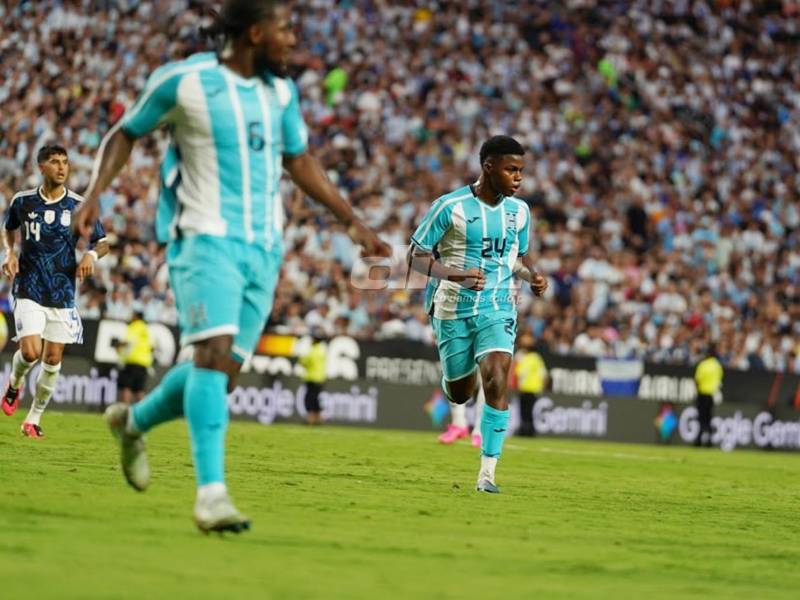 El delantero de la Sub-21 del Liverpool de Inglaterra, Keyrol Figueroa, haciendo su estreno frente a Argentina.