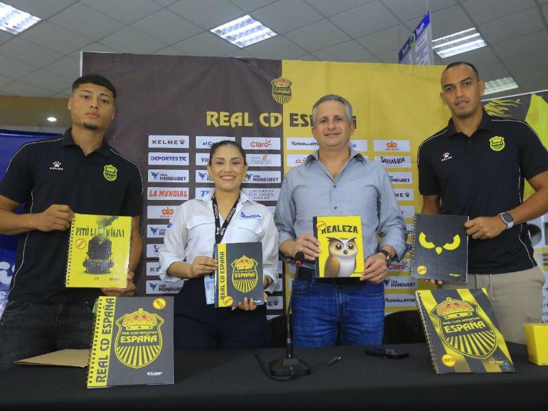 Los cuadernos de PACASA con los colores del Real España.