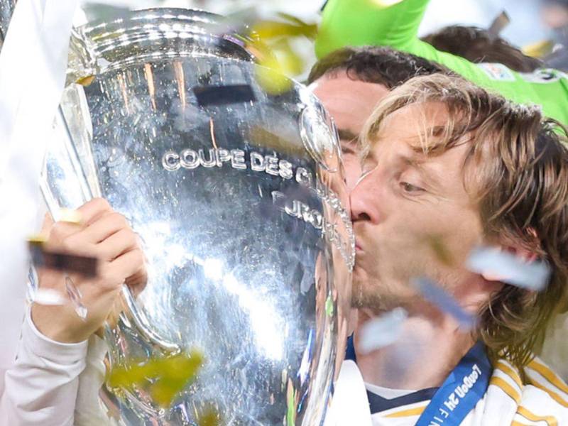 Luka Modrić ha ganado un total de 28 títulos oficiales con el Real Madrid, lo que lo convierte en el jugador con más trofeos en la historia del club