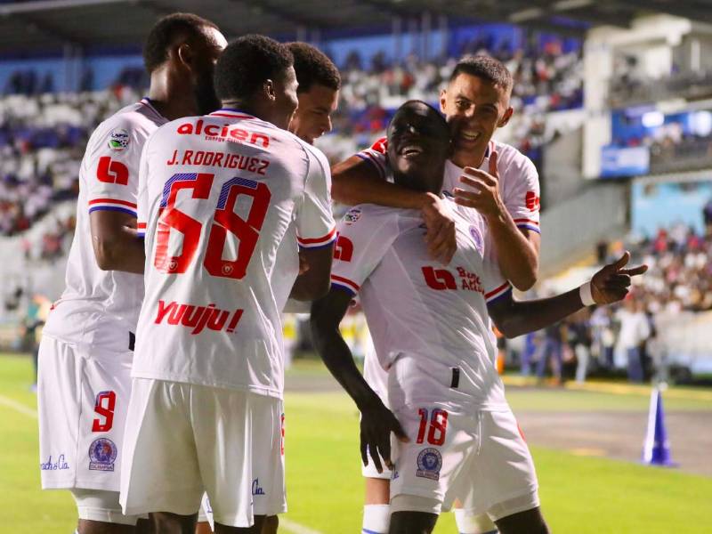 José Raúl García celebrando luego de marcar uno de los tres goles melenudos en el clásico capitalino.