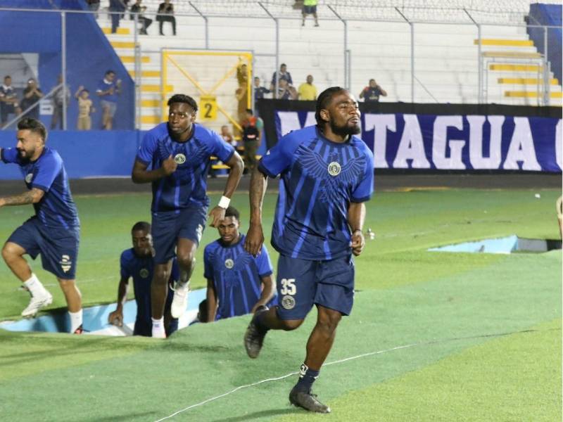 <b>8:27 PM: </b>El instante en el que los jugadores del Motagua salieron a la grama del Estadio Nacional Chelato Uclés.