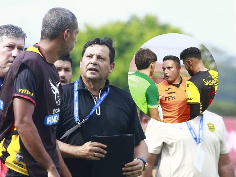 El entrenador del Real España, Jeaustin Campos, cuando hablaba con el delantero Eddie Hernández, antes de ingresar ante Marathón.