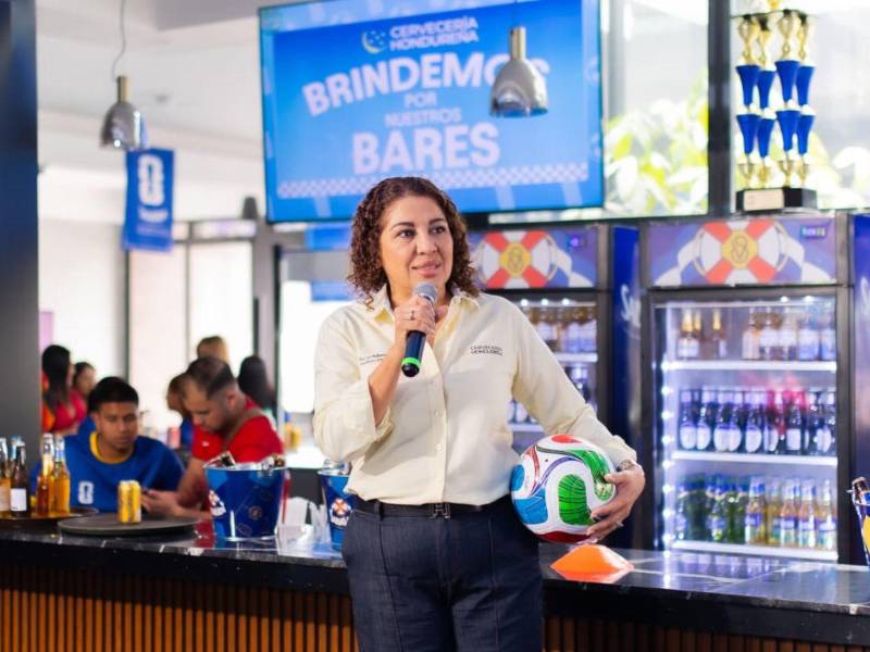 Karla Ávila, directora Legal &amp; Asuntos Corporativos de Cervecería Hondureña, destacó que las personas viven momentos de gran emoción en los bares durante el Mundial.