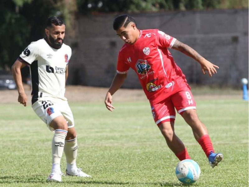 12': Jorge Álvarez marca al volante Jared Velásquez en el Estadio Marcelo Tinoco de Danlí.