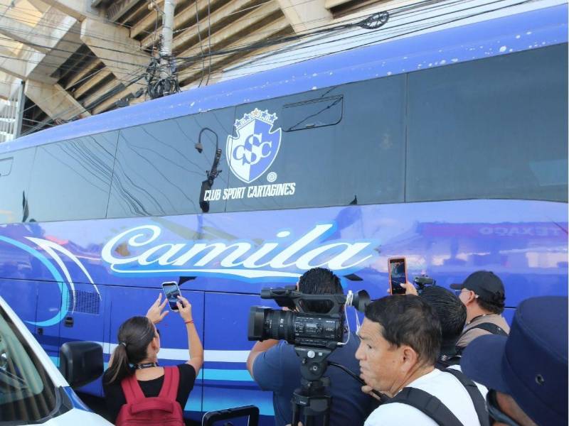 La llegada del Cartaginés al Estadio Nacional Chelato Uclés de Tegucigalpa.