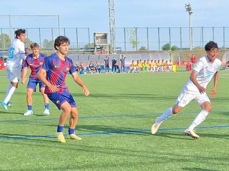Acciones del encuentro entre Honduras y FC Barcelona en el amistoso entre las juveniles en la ciudad deportiva Joan Gamper. Foto captura de video.