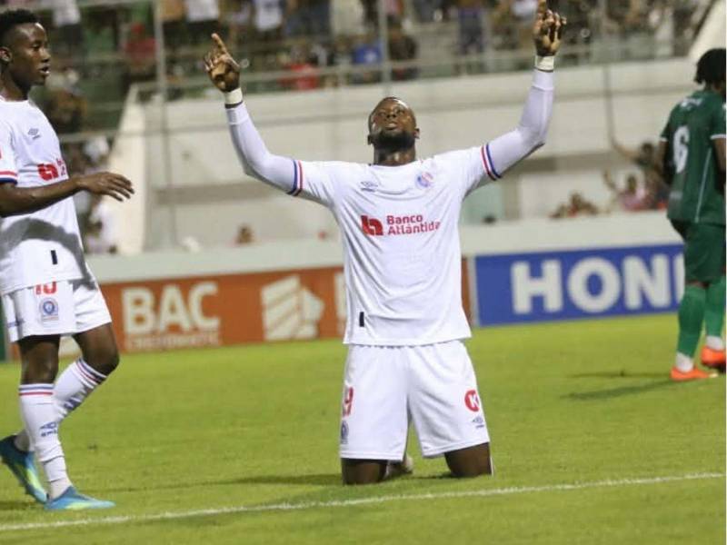 Yustin Arboleda anotó triplete en el compromiso entre Olimpia vs Platense.