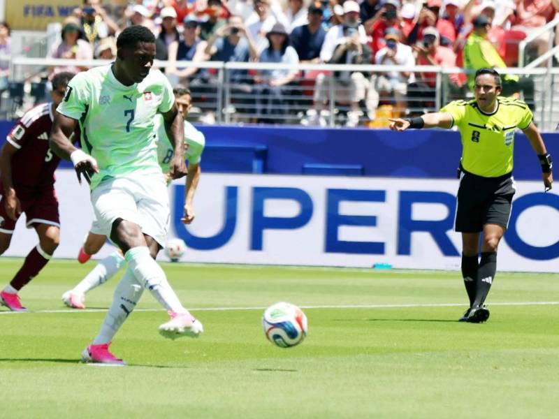 Momento donde Embolo anota y el árbitro Saíd Martínez observa la acción. Foto EFE.