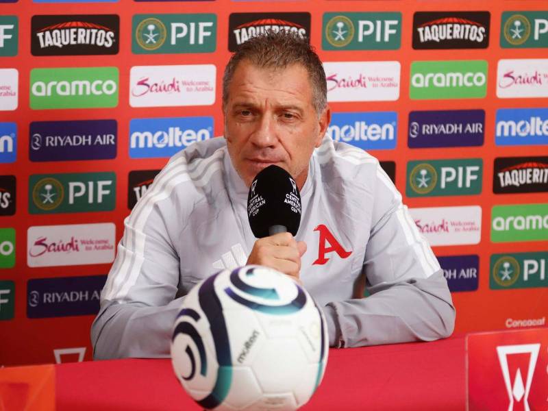 Roberto Pompei en la rueda de prensa antes de enfrentar a Marathón por la Copa Centroamericana.