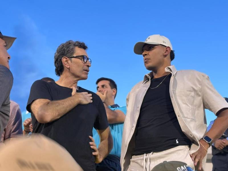 José Francisco Molina aprovecha para reunirse con seleccionado en pleno partido