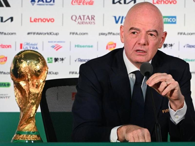El presidente de la FIFA, Gianni Infantino, está en serios aprietos y convocó de emergencia a los altos mandos del máximo organismo del fútbol en una cumbre que se celebrará en Marruecos.