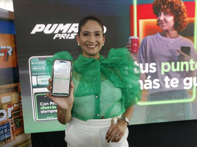 Paola Padilla, Marketing Manager de Puma Energy Honduras, muestra la aplicación Puma Pris, plataforma con la que los clientes participaron en la promoción “Ahorrá y Ganá”.