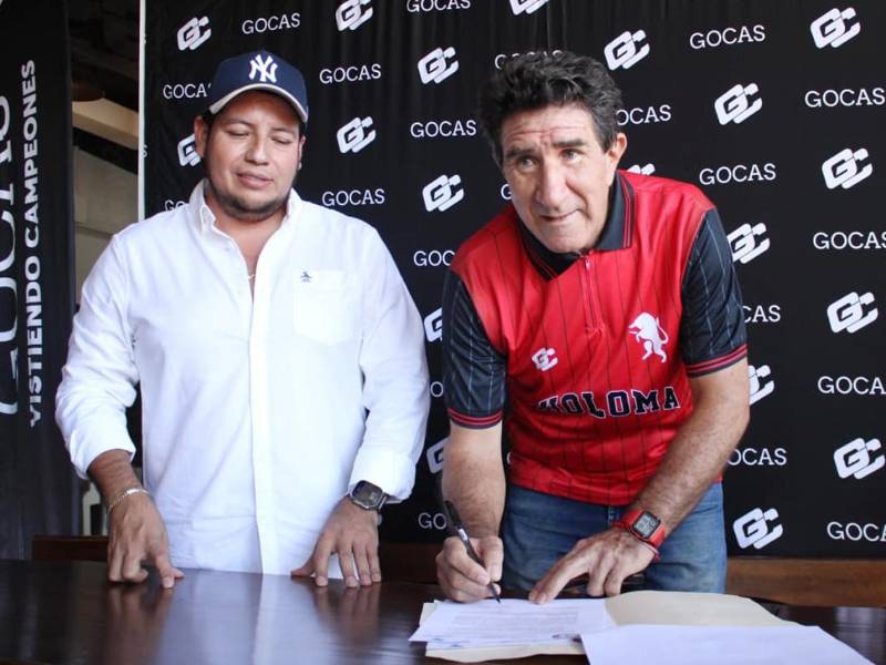 El entrenador Héctor Vargas firma su contrato del CD Choloma junto al nuevo presidente del club, Geovany Rivas, quien estará liderando el proyecto.