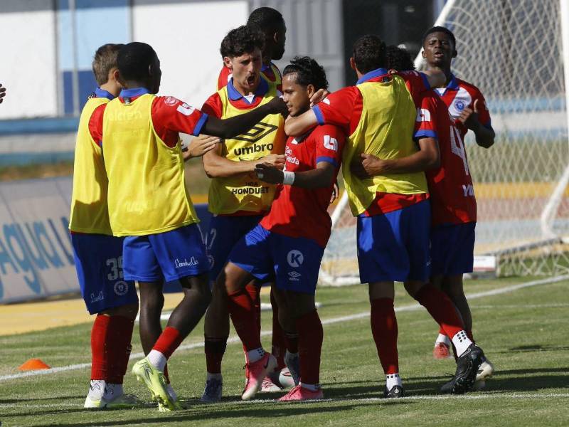 Jeremy Rodríguez, Edwin Rodríguez y Michaell Chirinos anotaron para el triunfo de Olimpia ante Juticalpa. (Foto por Estalin Arías)