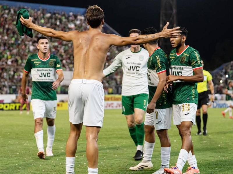 Brian Farioli celebras con sus compañeros el gol del empate que mantiene con vida a Marathón en la final del Clausura.