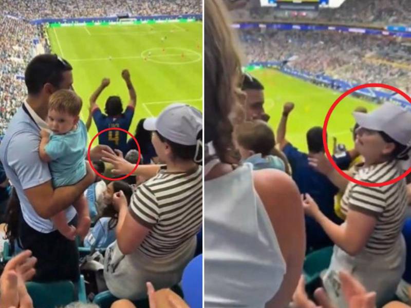 Una pareja de aficionados de Uruguay se comprometieron en el momento exacto del gol de Cabo Verde.