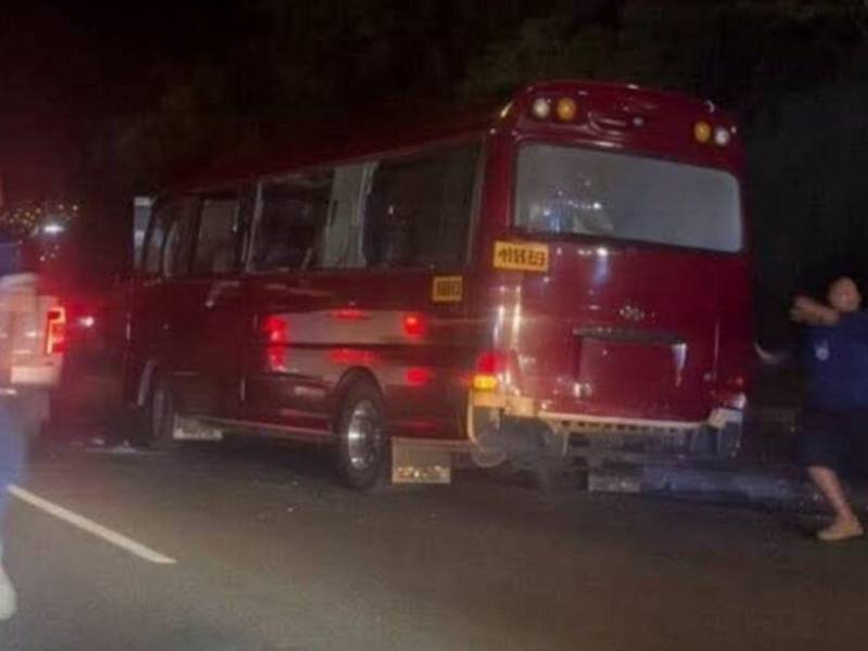 El bus rojo donde viabajan aficionados de Motagua fue atacado a balazos con armas de grueso calibre.