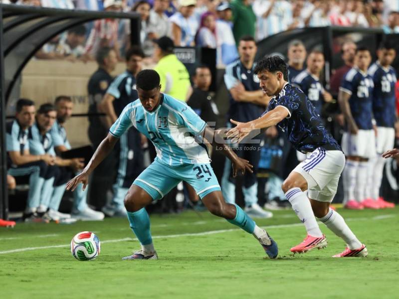 El delantero Keyrol Figueroa haciendo su debut con la Selección de Honduras en el duelo frente a Argentina.