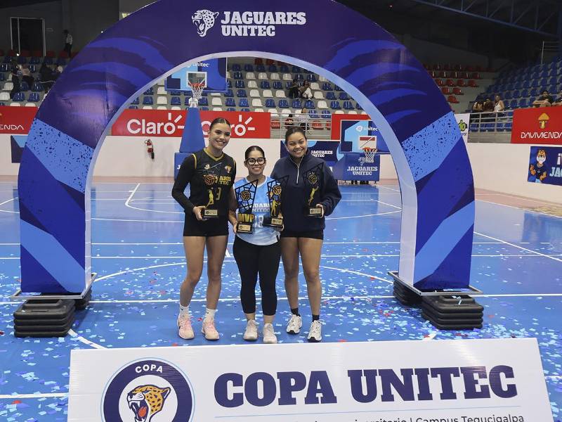 Sara Serrano, Andrea Zúñiga y Natalia Aguilar, representantes de Jaguares UNITEC, recibieron reconocimientos individuales como mejor colocadora, mejor líbero y mejor atacante, respectivamente, consolidando el dominio del equipo en el voleibol femenino.