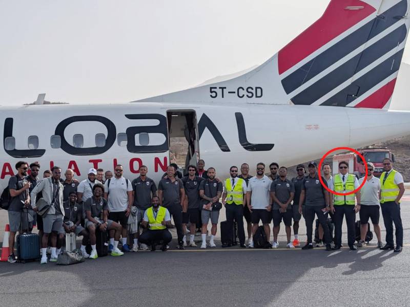 El piloto hondureño posando con los jugadores de Cabo Verde antes de que se hicieran famosos por su destacado debut en las Copas del Mundo.