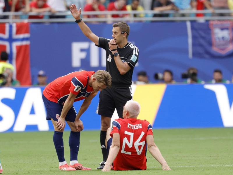 El árbitro francés, Clément Turpin, anuló el gol de Noruega tras revisar el VAR porque Haaland cometió falta antes de que se moviera la pelota en un tiro de esquina.
