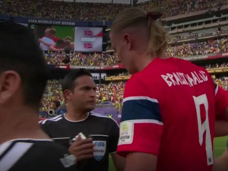 Erling Haaland salundando a Said Martínez luego de que Noruega eliminara a Brasil en los octavos de final del Mundial 2026.