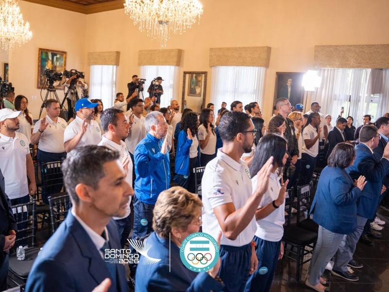 Los atletas hondureños cuando levantaban la mano para jurar por la patria y competir en el evento Centroamericano y del Caribe.