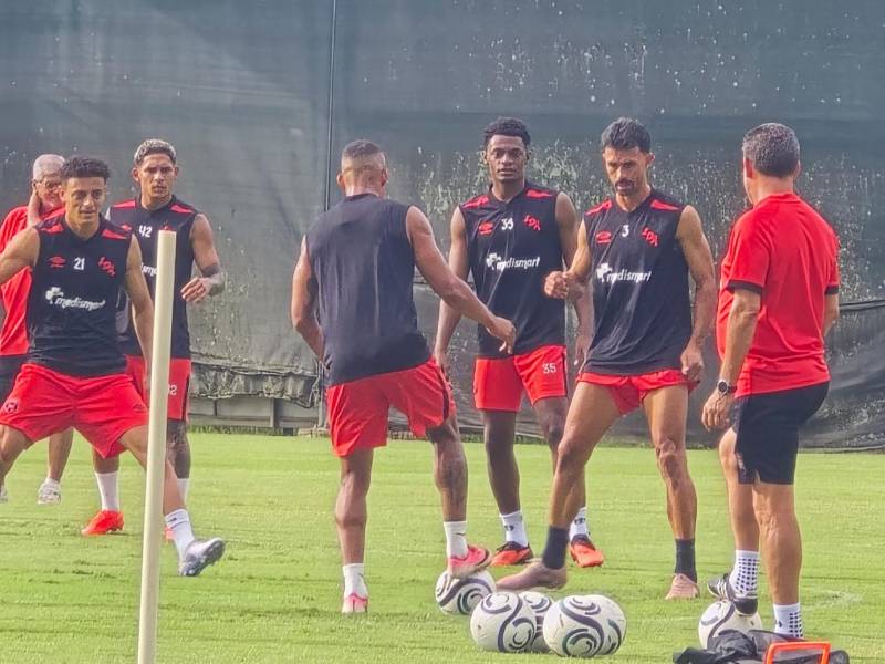 Los jugadores del Alajuelense, ya con Giancarlo Pipo González, trabajan pensando en el choque frente a Marathón.