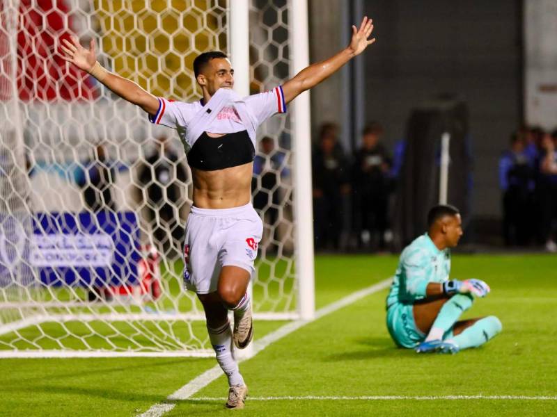 Emanuel Cuello celebrando el gol que anotó en su primer partido oficial con la camiseta de Olimpia.