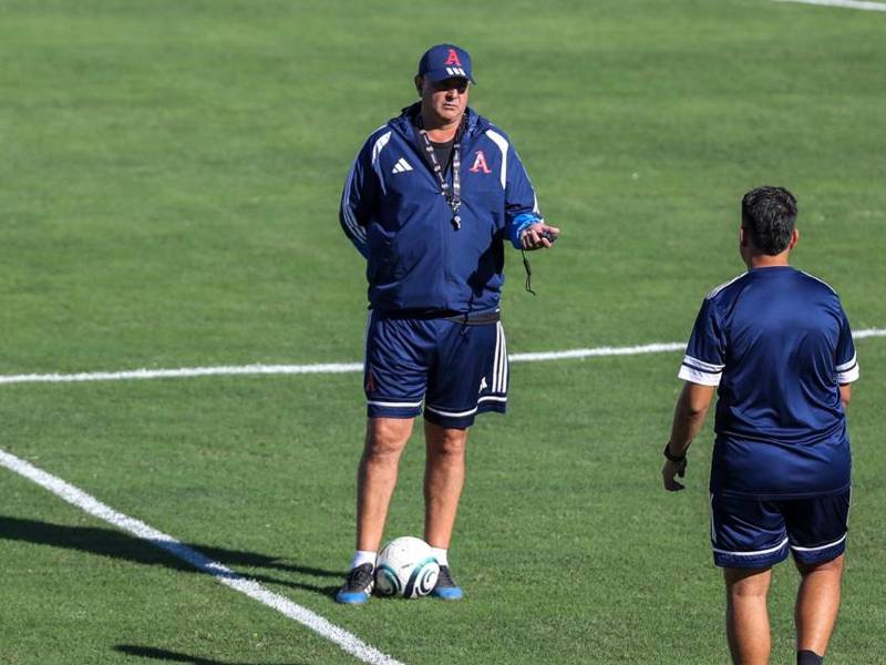 El entrenador argentino-hondureño del Alianza FC, Diego Vázquez, dirigiendo el entrenamiento antes de enfrentar al Marathón.