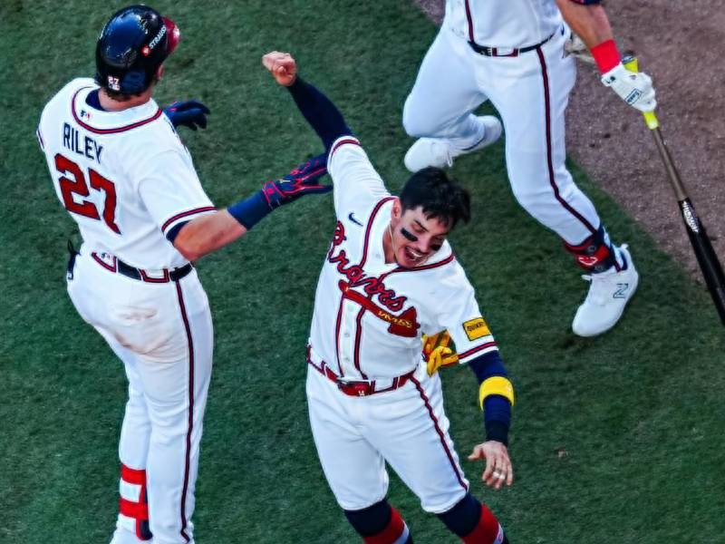 Así festejó el hondureño Mauricio Dubón el triunfo de Bravos sobre Phillies en la serie de comodín de tres juegos.