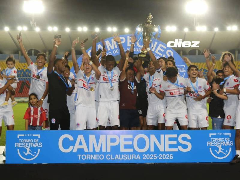 Olimpia alzando su nueva copa del torneo de las reservas de Honduras conquistada este martes 2 de junio ante Olancho FC. Fotos David Romero.