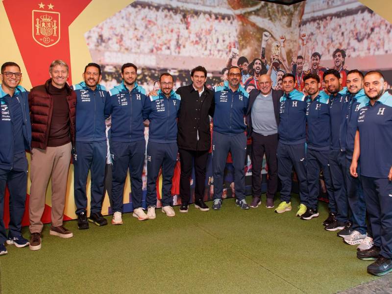 La delegación de entrenadores de las selecciones de Honduras, junto a Luis de La Fuente, entrenador Campeón del Mundo con España y Aitor Karanka, exasistente de Mourinho en el Real Madrid.