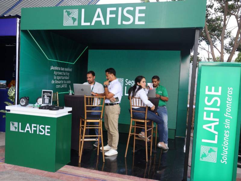 Representantes de LAFISE presentaron a los visitantes las soluciones financieras para la adquisición de vehículos nuevos.