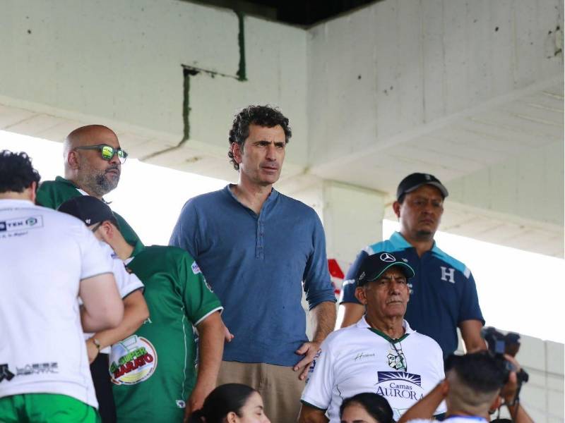 Francisco Molina, técnico de Honduras, está presente en el Estadio Excélsior de Puerto Cortés.