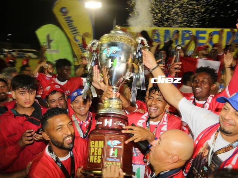 Estrella Roja con la copa de campeonísimo de la temporada 2025-2026 de la Liga de Ascenso y se van a la Liga Nacional de Honduras. Fotos David Romero.