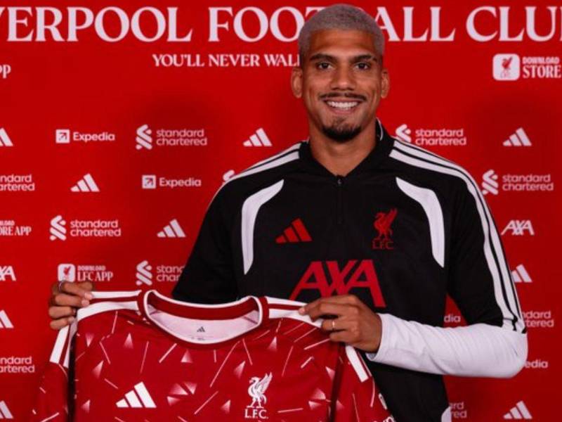 Tras no entrar en los planes de Hansi Flick, Ronald Araújo decidió buscar minutos en Inglaterra con el Liverpool.
