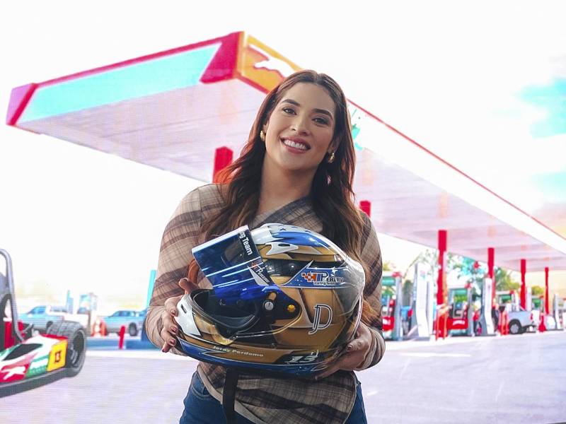 La reconocida presentadora Carolina Lanza acompañó el evento, sumándose al respaldo del talento joven hondureño.