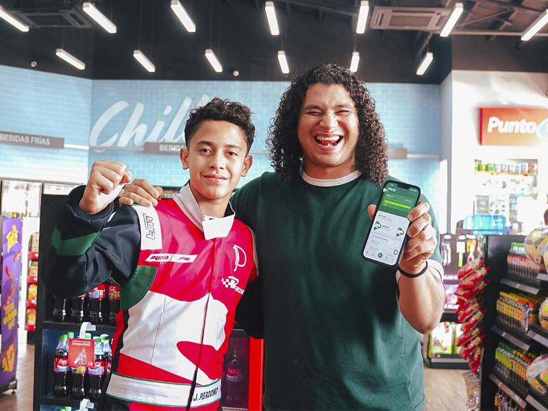Jeray Perdomo junto al influencer Teto Rivera durante el evento de presentación de su alianza con Puma Energy.