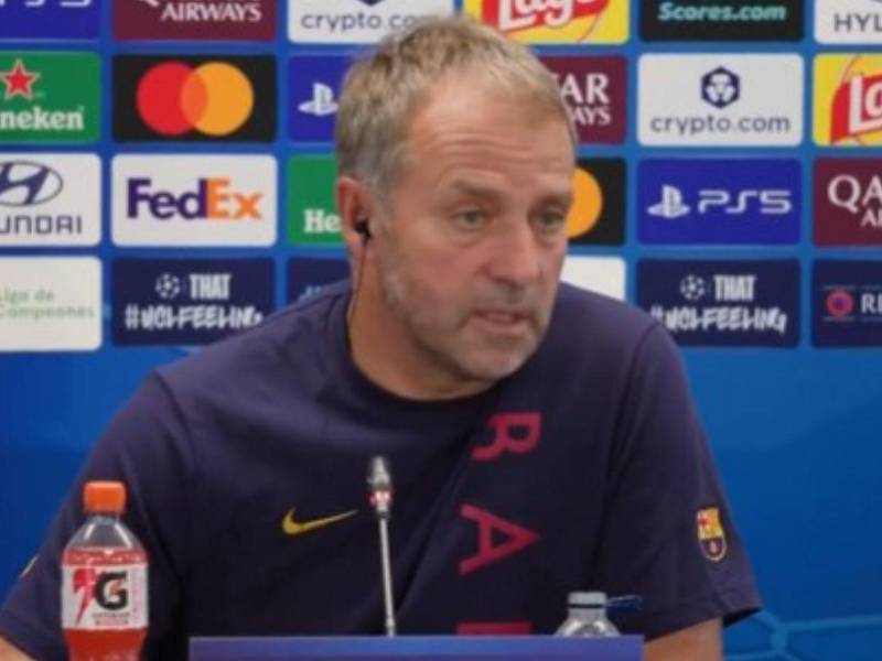 Hansi Flick en la rueda de prensa antes de enfrentar al Feyenoord en el Camp Nou por la Champions League.